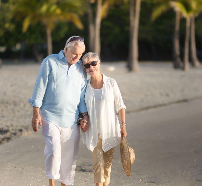 couple senior choisissant une mutuelle